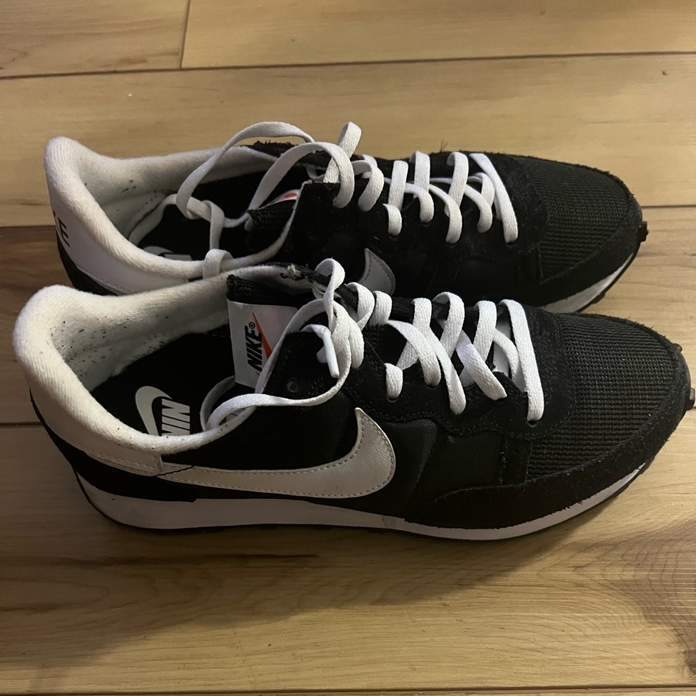 Nike challenger OG. Only worn once. Perfect condition